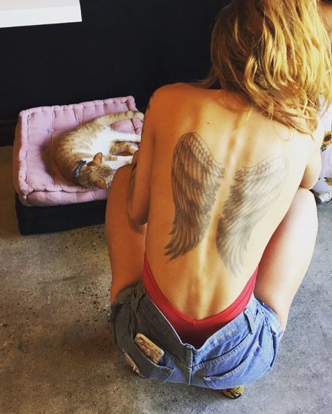 Nada discreto es el nuevo tatuaje de Bella Thorne: unas espectaculares alas que la actriz ha elegido para decorar gran parte de su espalda y que ha compartido con sus seguidores en su cuenta de Instagram.