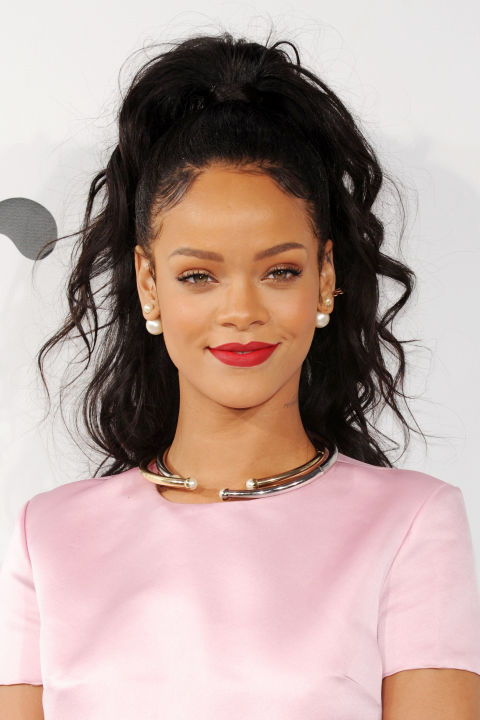 Alta y al centro con ondas (Rihanna)