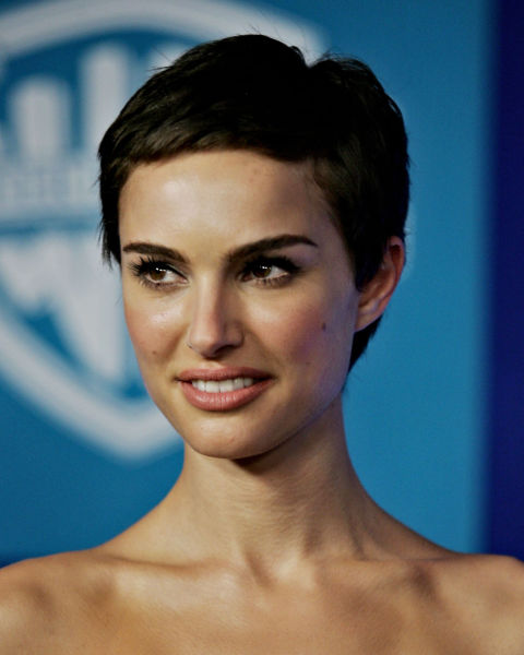 Toma un papel de película legendario y añádele un corte icónico y tendrás el look pixie de Natalie Portman en V de Vendetta. 