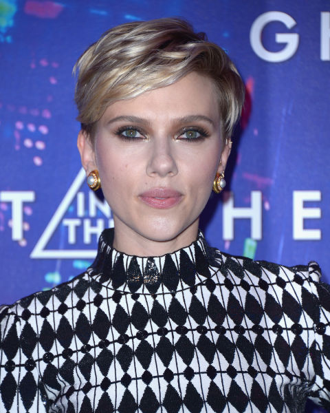 Oficialmente, la forma en que el rock and roll ha transformado un corte: el look de Scarlett Johansson es lo más. 