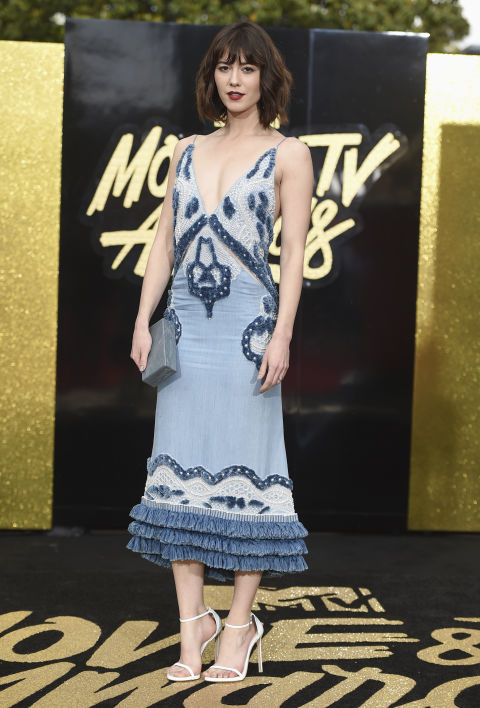De Jonathan Simkhai y clutch de Edie Parker. 