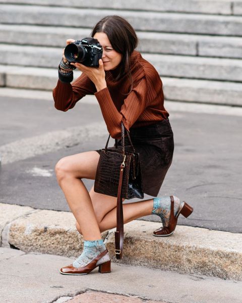 Para un efecto preppy, el de esta insider que combina sus zapatos slingback con&nbsp;calcetines y mini falda.&nbsp; 